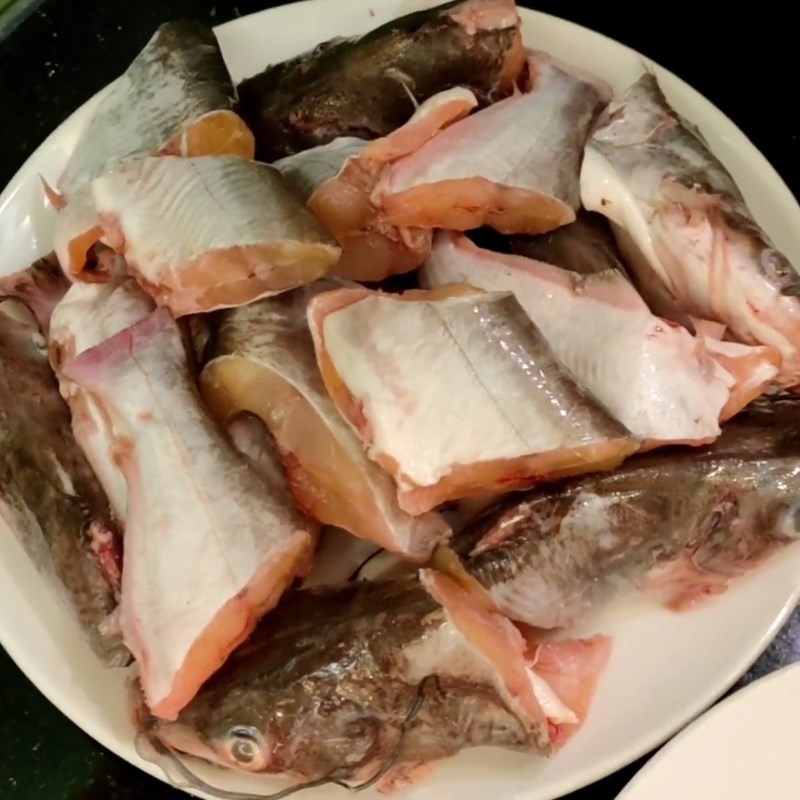 Bước 1 Sơ chế nguyên liệu Canh chua cá ngạnh