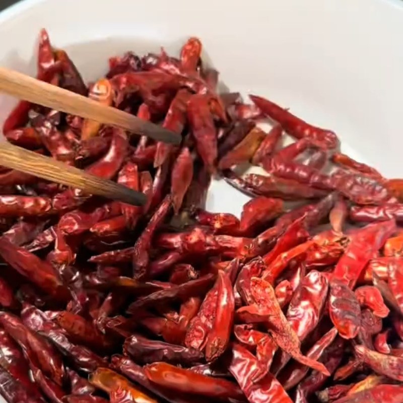 Bước 1 Sơ chế nguyên liệu Ớt chưng dầu