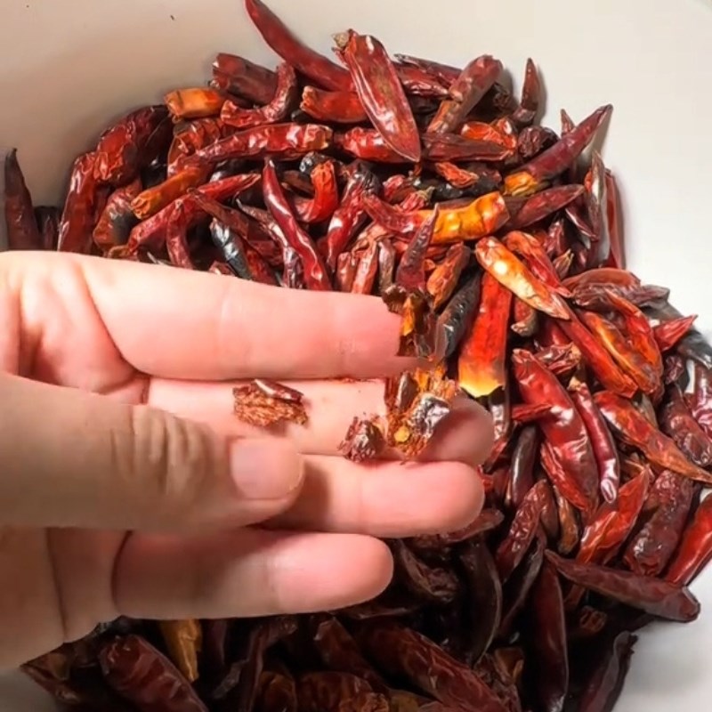 Bước 1 Sơ chế nguyên liệu Ớt chưng dầu