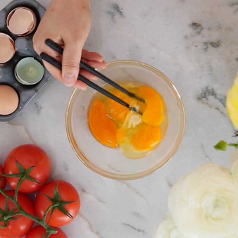 Bước 1 Sơ chế nguyên liệu Trứng bác cà chua