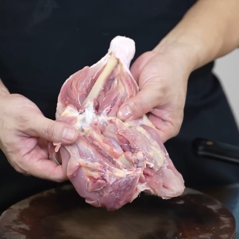 Bước 1 Sơ chế nguyên liệu Gà om nấm hương