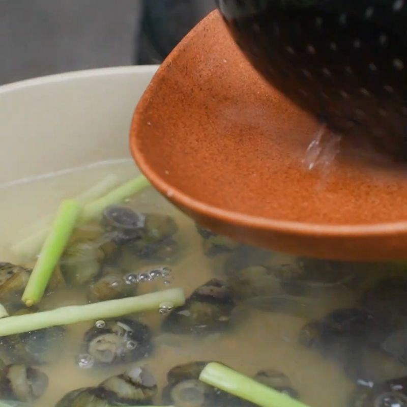 Bước 1 Sơ chế ốc và các nguyên liệu khác Ốc xào măng đậu