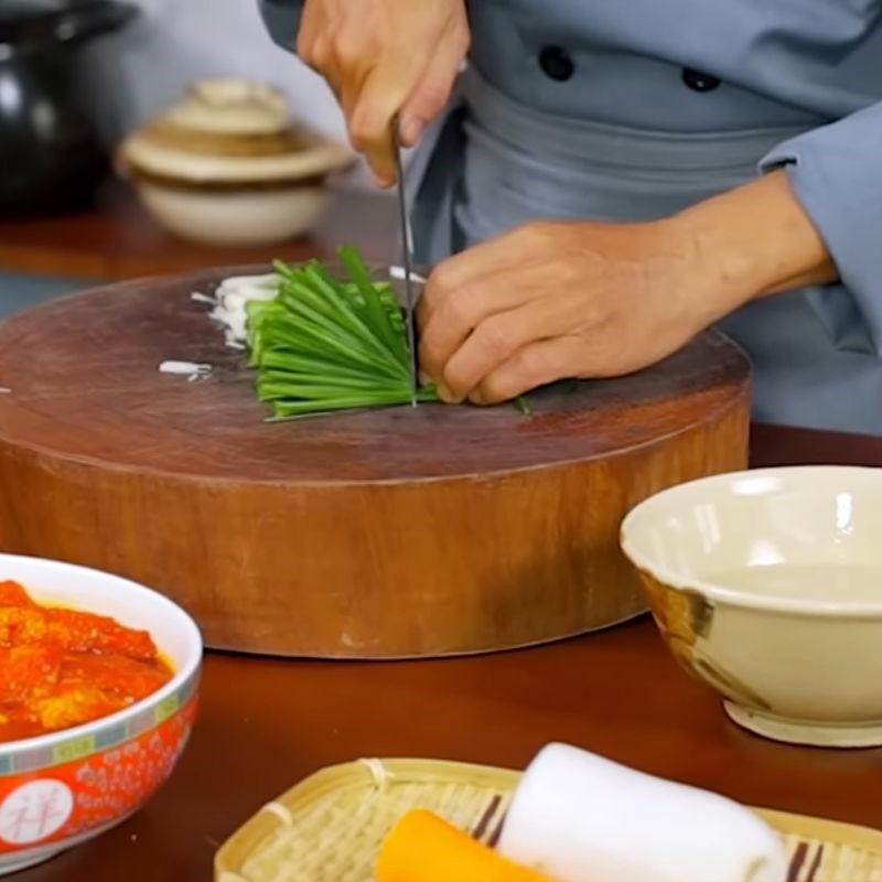 Bước 3 Sơ chế rau ăn kèm Bánh mì xá xíu