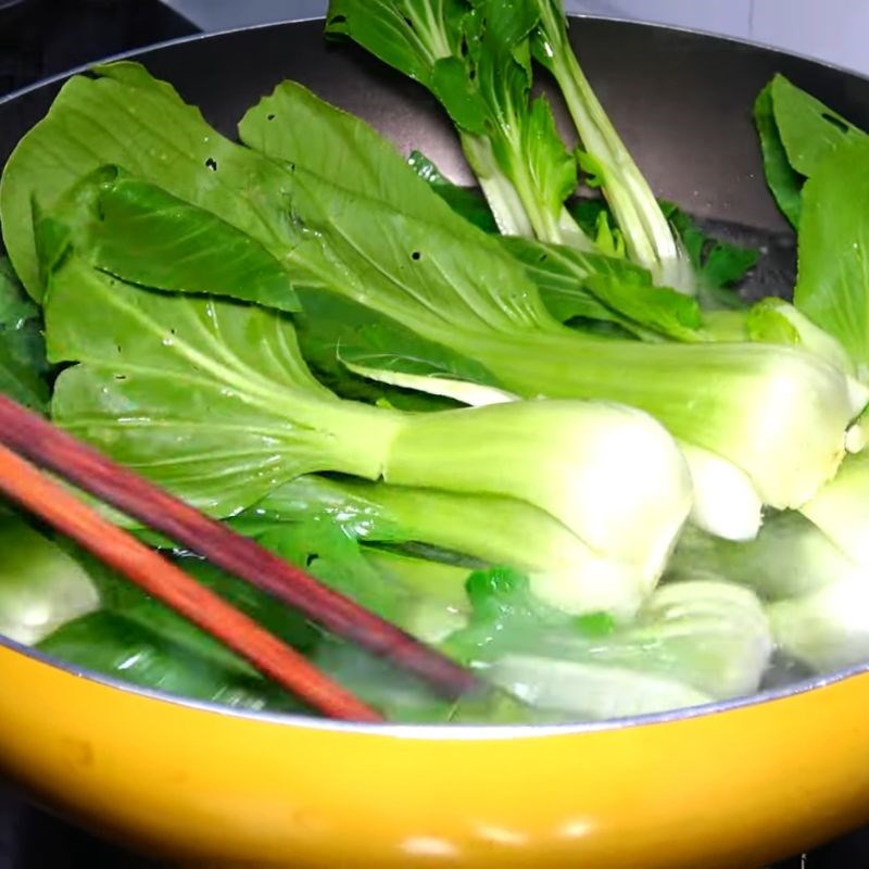 Bước 4 Sơ chế và luộc cải thìa Gà hấp xì dầu