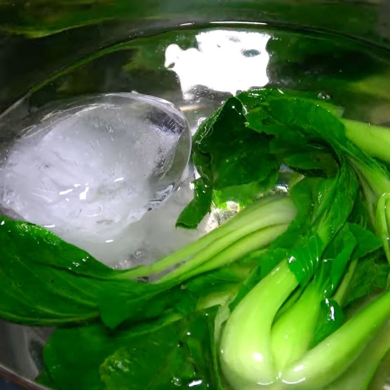 Bước 4 Sơ chế và luộc cải thìa Gà hấp xì dầu