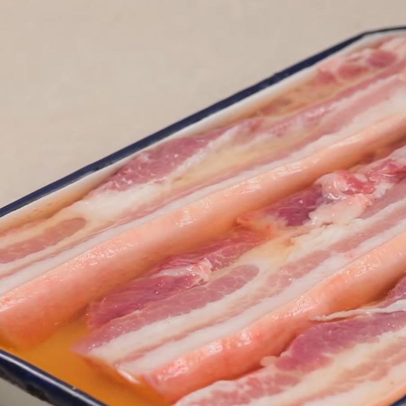 Bước 1 Sơ chế và ngâm thịt ba chỉ Ba chỉ sốt tắc