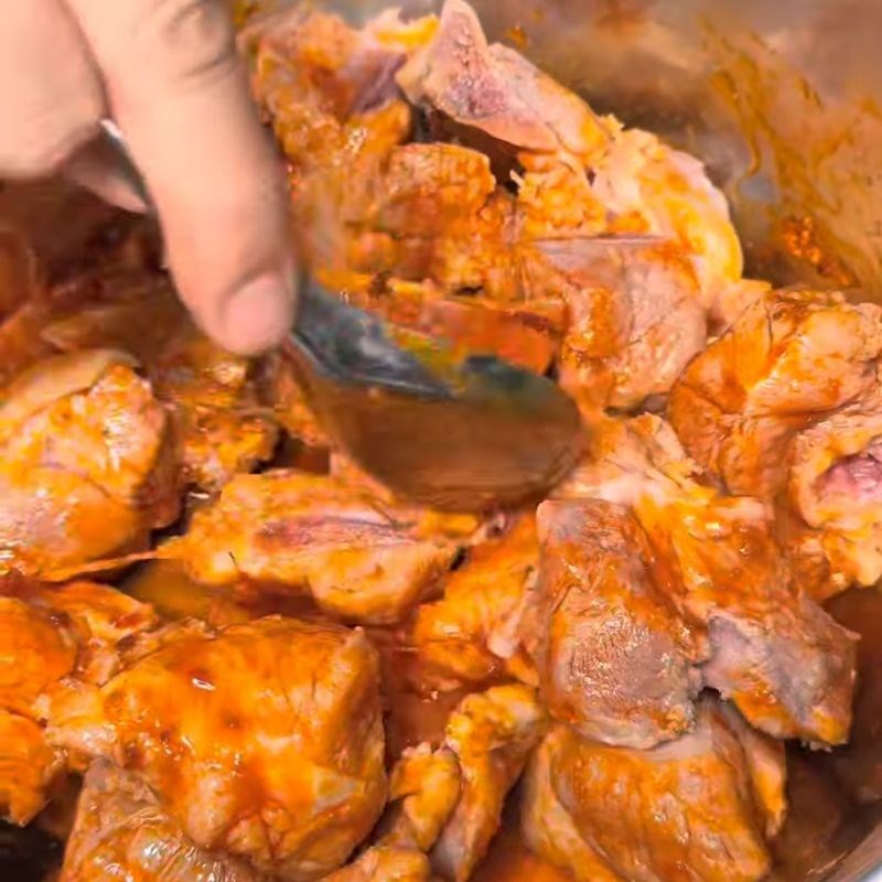 Bước 1 Sơ chế và ướp giò heo Lẩu sa tế uyên ương