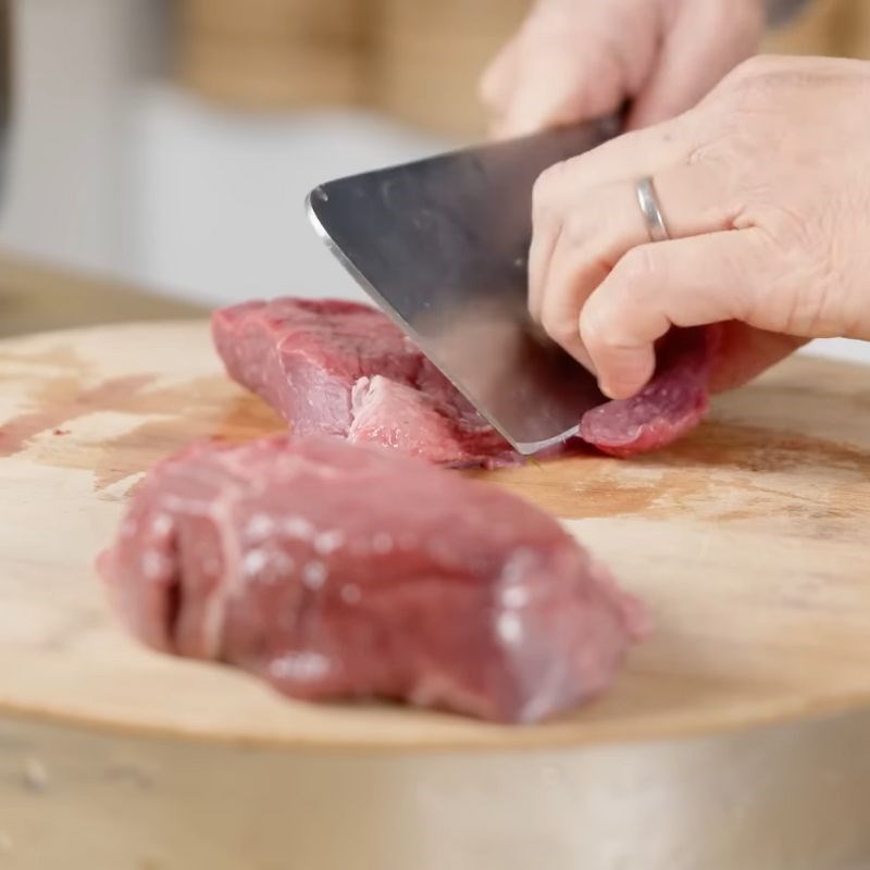 Bước 3 Sơ chế và ướp thịt bò Mì thuyền Thái Lan