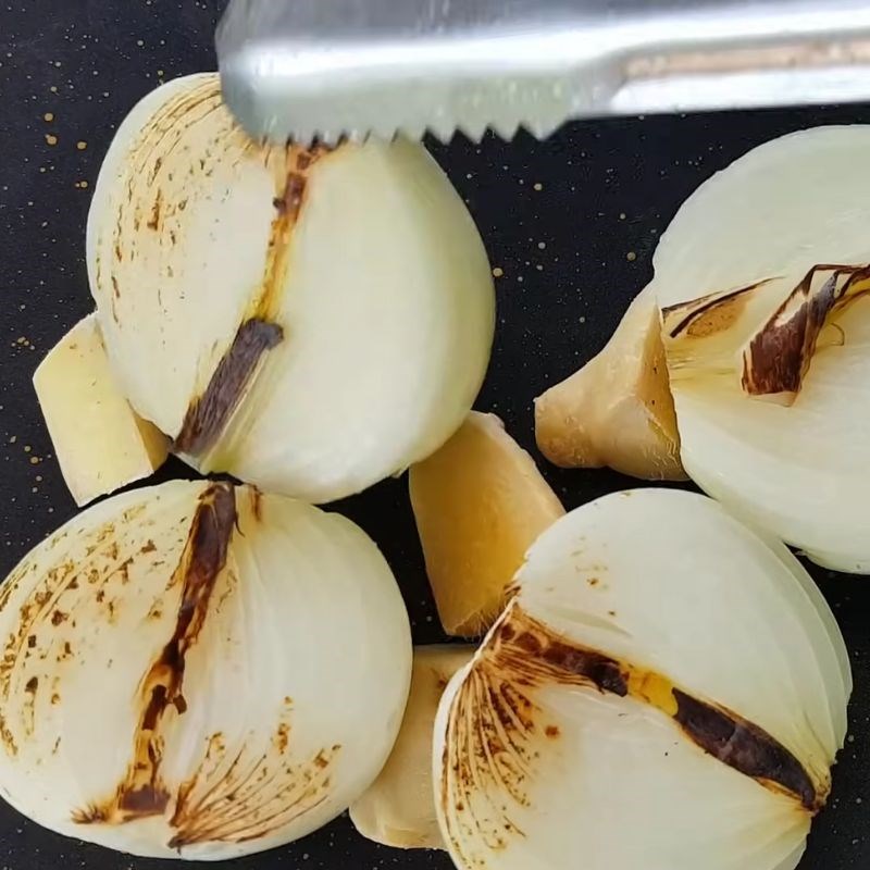 Bước 2 Sơ chế xương gà và làm thơm hành, gừng Miến gà măng khô