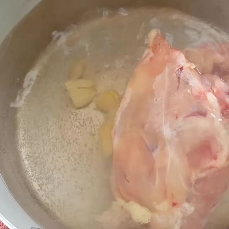 Bước 2 Sơ chế xương gà và làm thơm hành, gừng Miến gà măng khô
