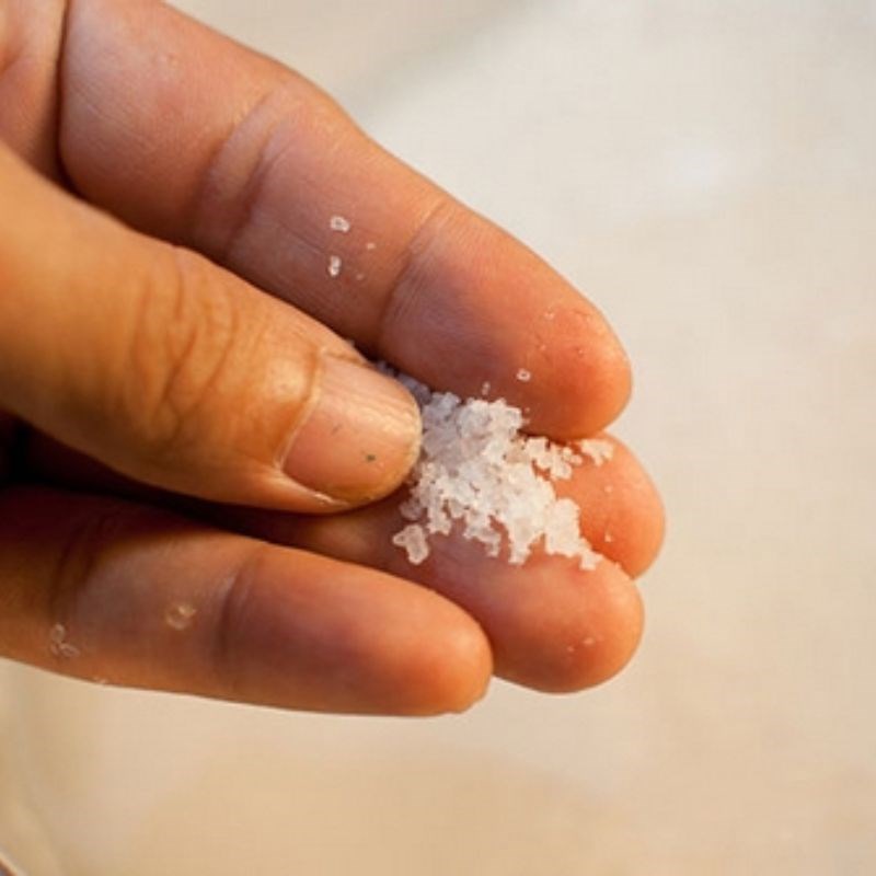 Bước 3 Thêm muối và nước cốt chanh Nước đường