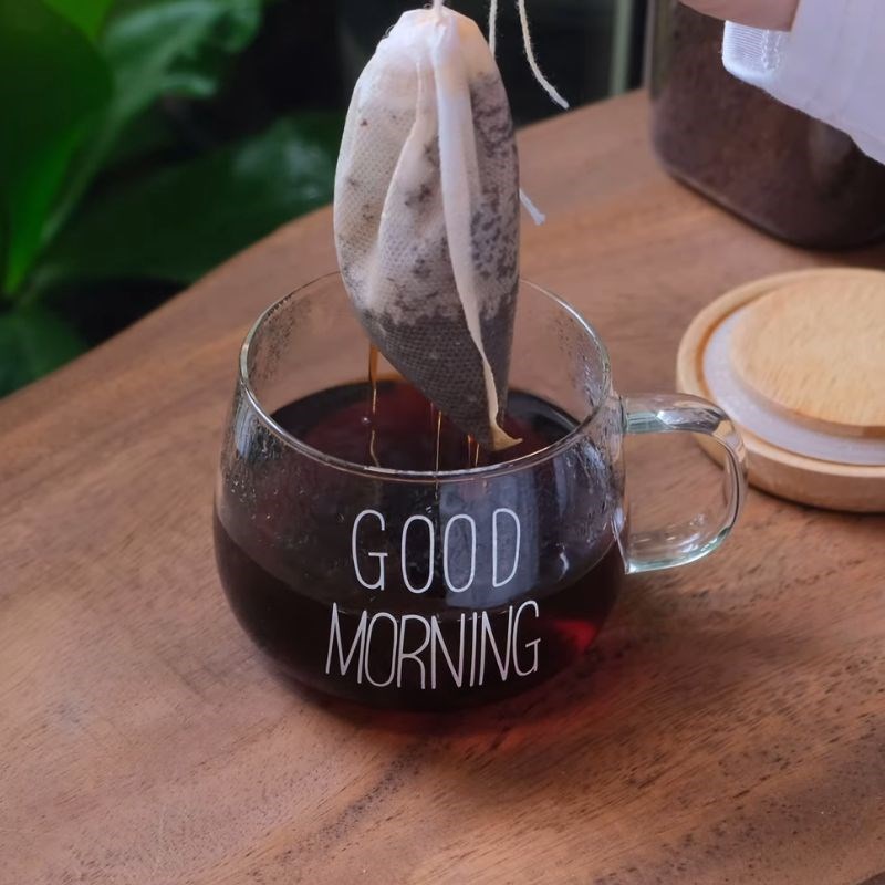 Bước 2 Pha và ủ lạnh trà Trà sữa chôm chôm