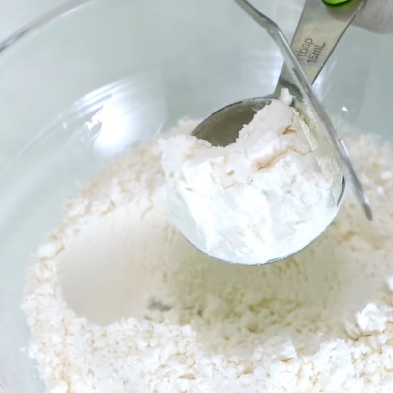 Bước 1 Trộn bột Bánh bông lan bằng bột mì đa dụng