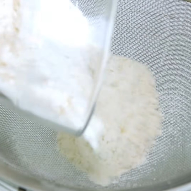 Bước 1 Trộn bột Bánh bông lan bằng bột mì đa dụng