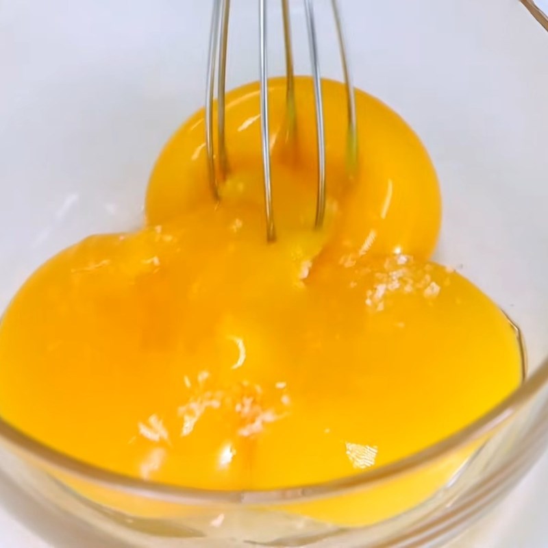 Bước 3 Trộn bột bánh Bánh bông lan bằng bột mì đa dụng