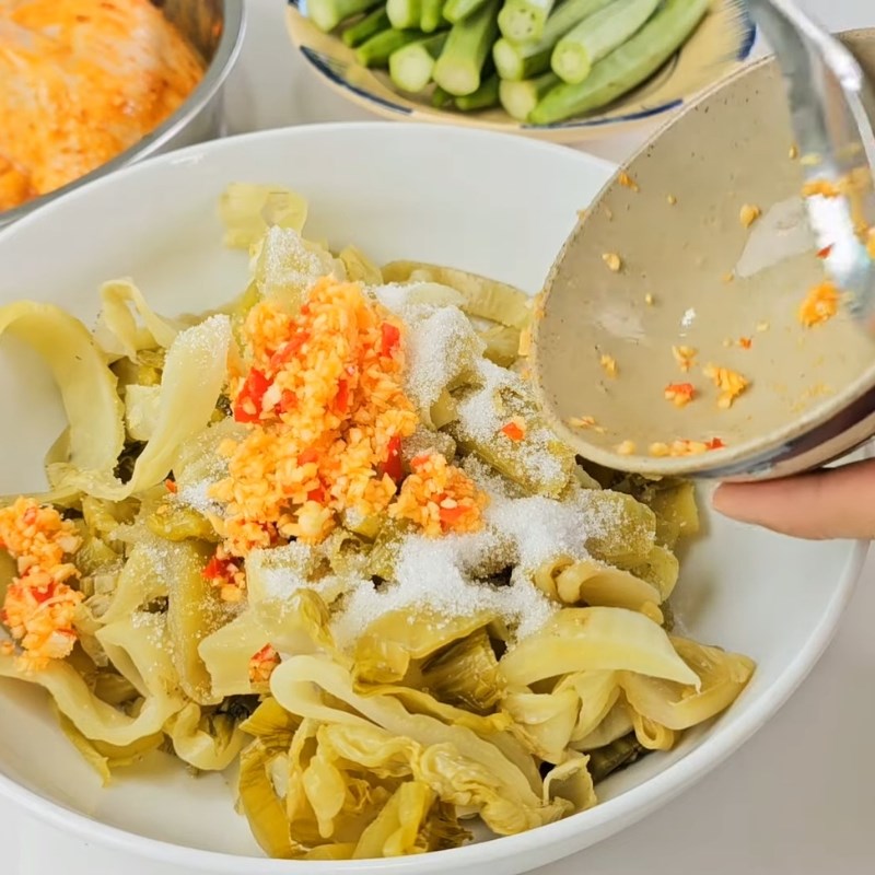 Bước 3 Trộn dưa cải Vịt nướng chao bằng nồi chiên không dầu