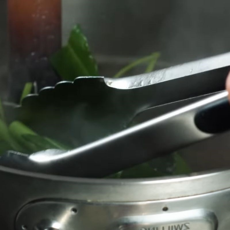 Bước 7 Trụng mì và rau muống Mì thuyền Thái Lan