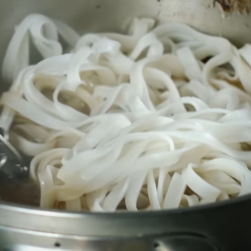 Bước 7 Trụng mì và rau muống Mì thuyền Thái Lan