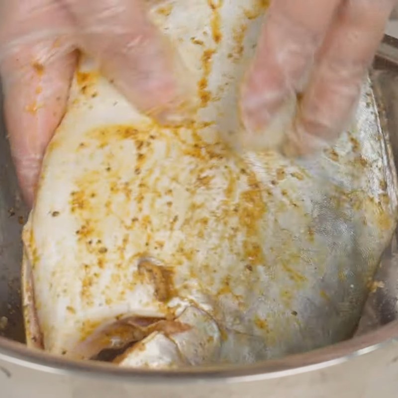 Bước 3 Ướp cá và chiên sơ Cá chim sốt cà chua