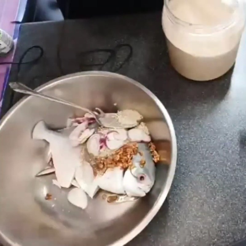 Bước 2 Ướp cá Cá chim kho tộ