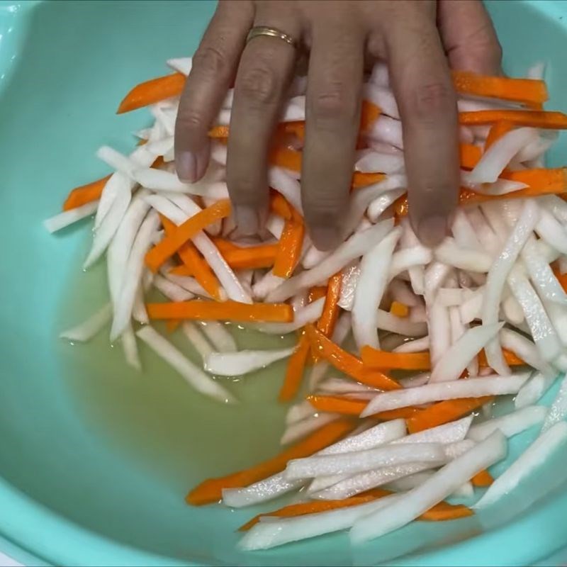 Bước 3 Ướp muối loại bỏ chất hăng Đồ chua bánh mì