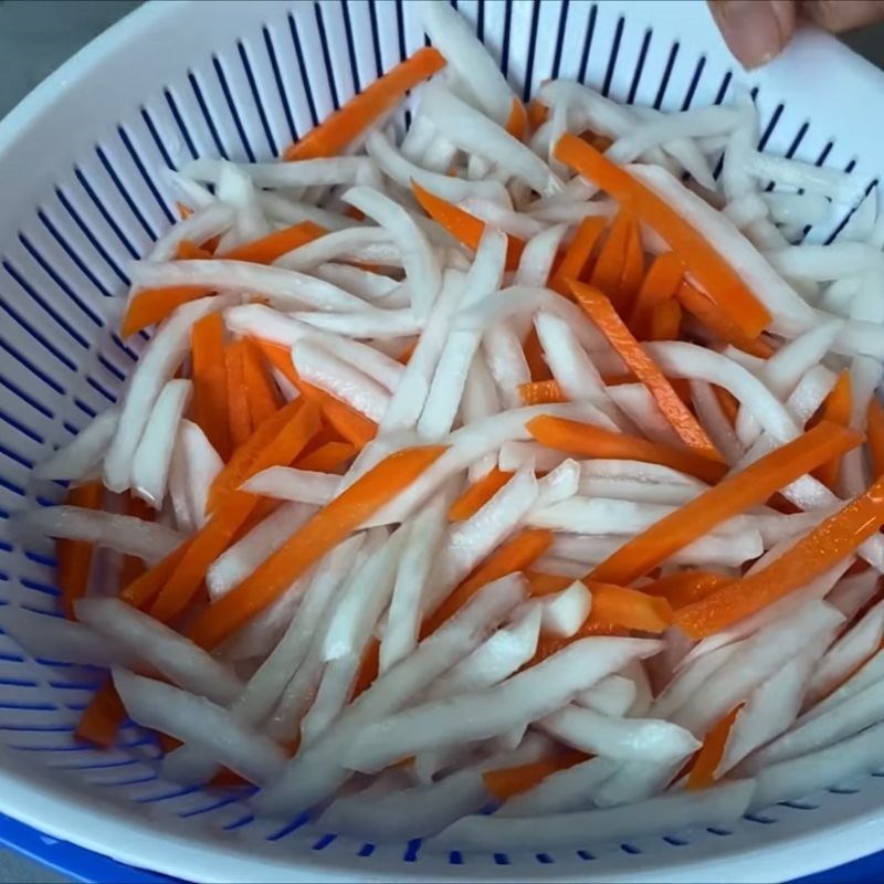 Bước 3 Ướp muối loại bỏ chất hăng Đồ chua bánh mì