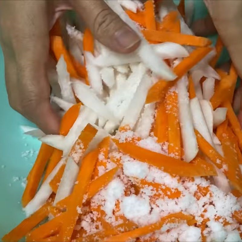 Bước 3 Ướp muối loại bỏ chất hăng Đồ chua bánh mì