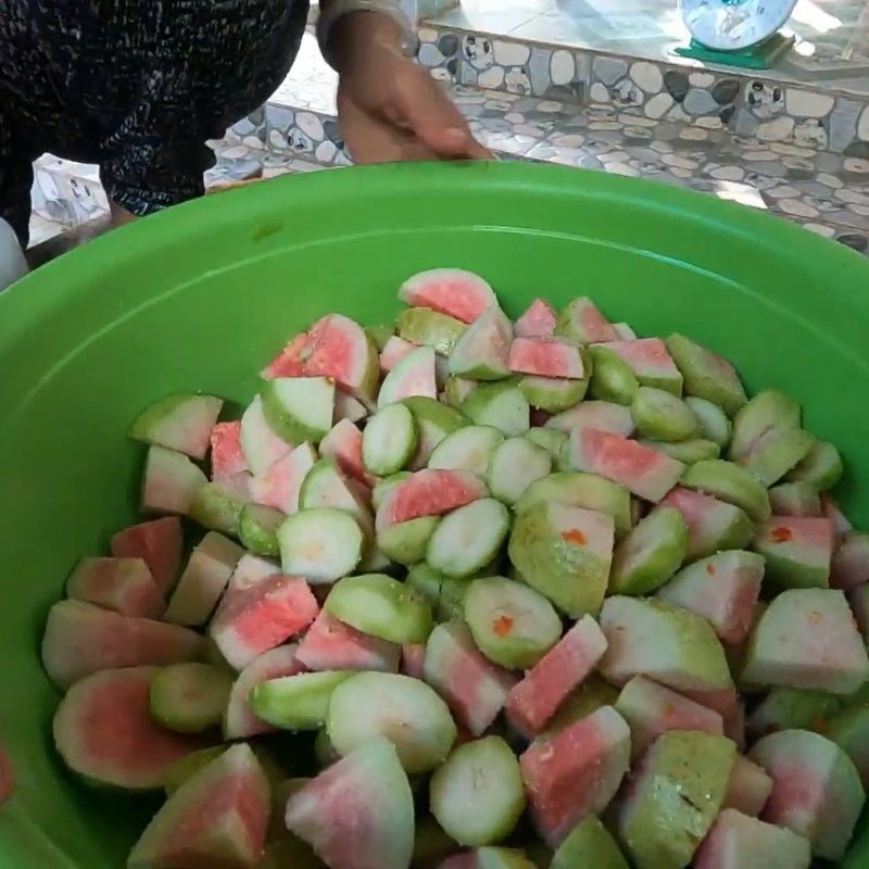 Bước 2 Ướp ổi Ổi sấy dẻo