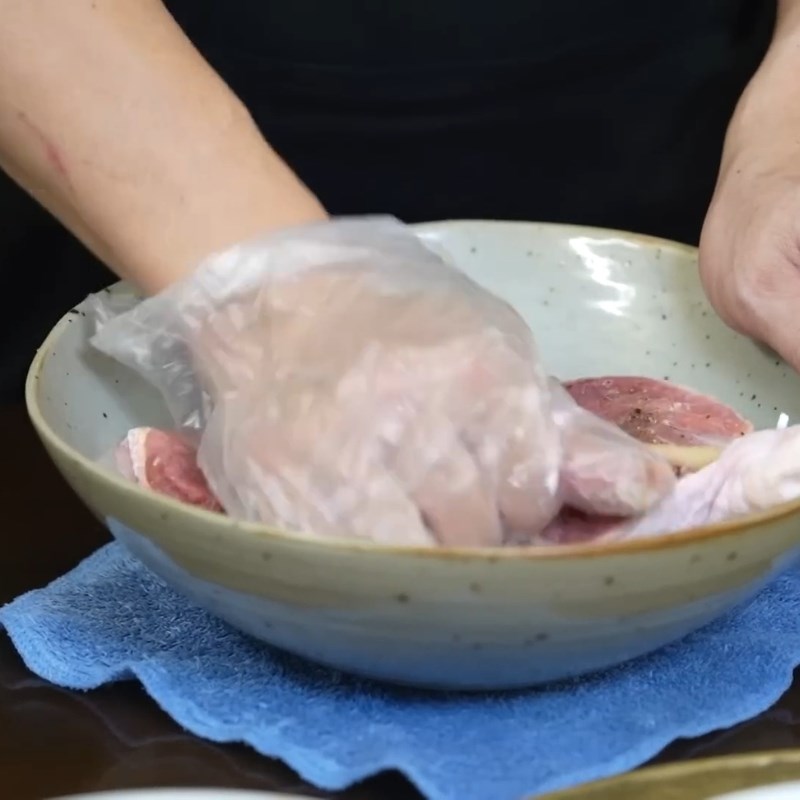 Bước 2 Ướp thịt gà Gà om nấm hương