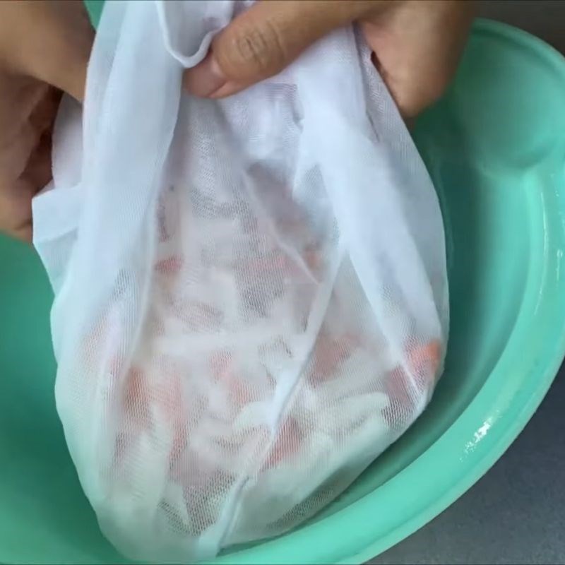 Bước 4 Vắt ráo nước củ cải và cà rốt Đồ chua bánh mì
