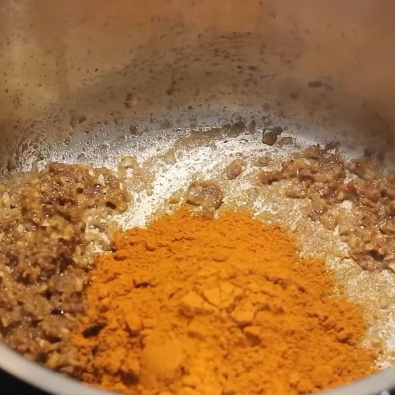 Bước 3 Xào gia vị cà ri Lạc xá