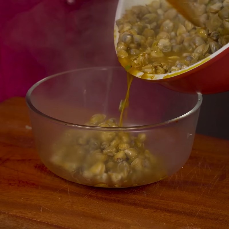 Bước 4 Xào hến và nấu nước hến Cơm hến