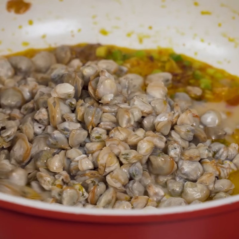 Bước 4 Xào hến và nấu nước hến Cơm hến