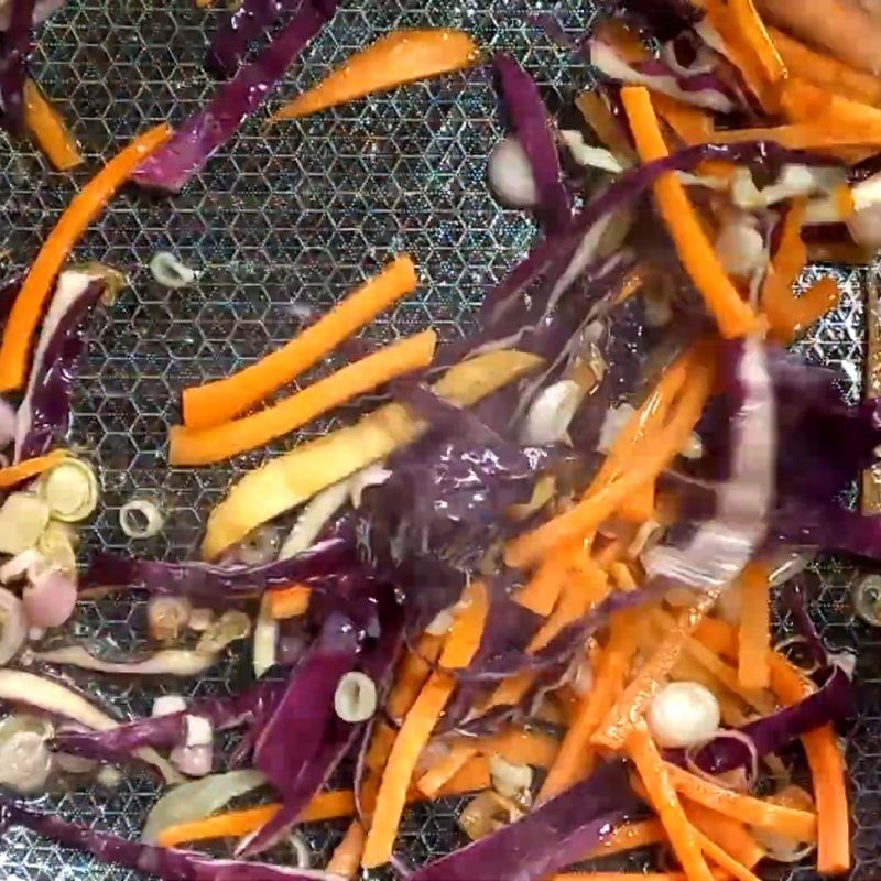 Bước 2 Xào rau củ và làm sốt trộn Bánh canh trộn