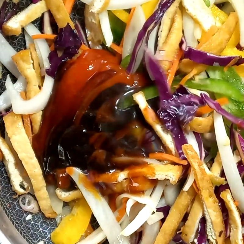 Bước 2 Xào rau củ và làm sốt trộn Bánh canh trộn