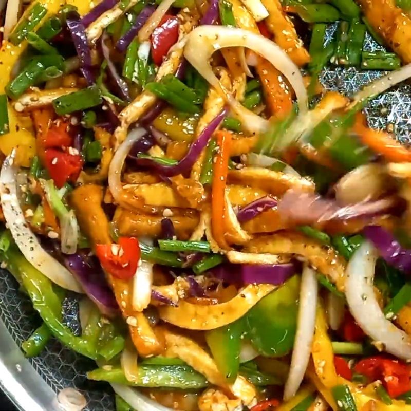 Bước 2 Xào rau củ và làm sốt trộn Bánh canh trộn