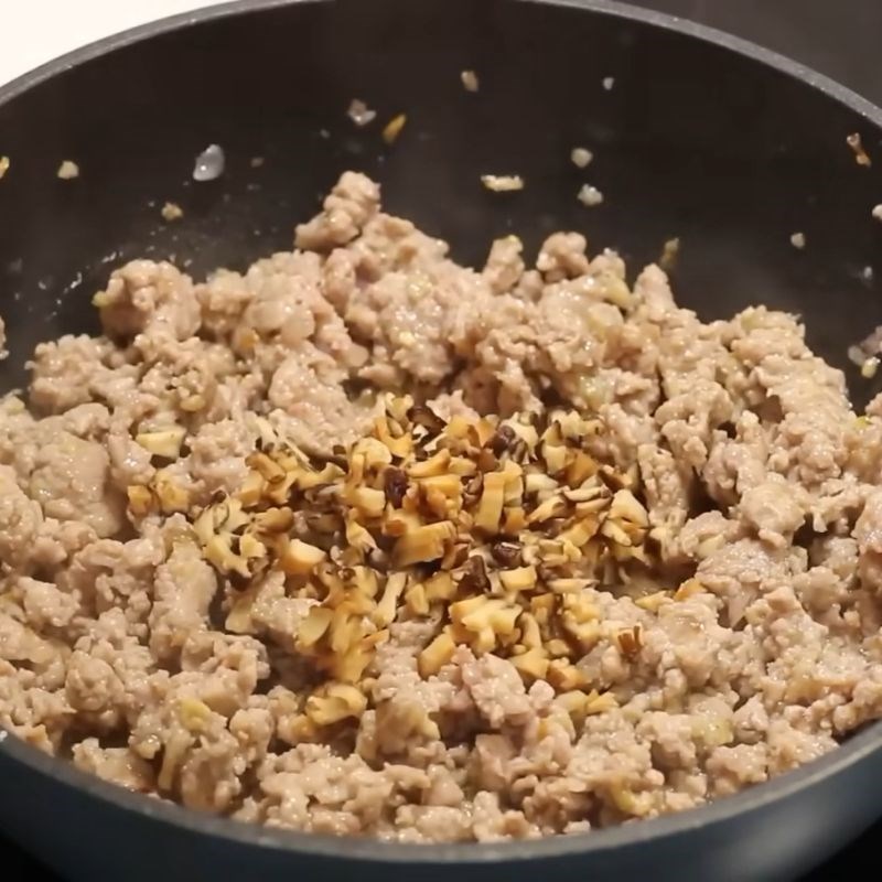 Bước 5 Xào thịt chim cút và nấm hương Xôi chim cút