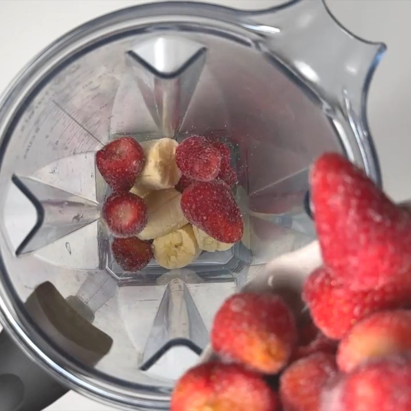 Bước 1 Xay mịn sinh tố Smoothie dâu tây chuối