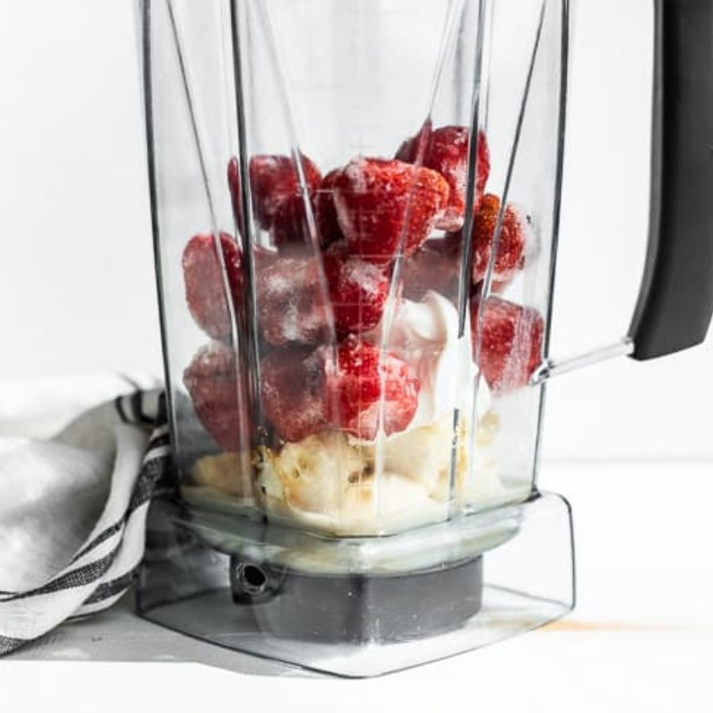 Bước 1 Xay mịn sinh tố Smoothie dâu tây chuối