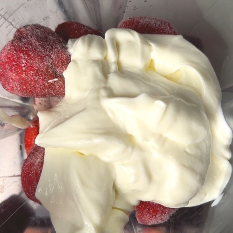 Bước 1 Xay mịn sinh tố Smoothie dâu tây chuối