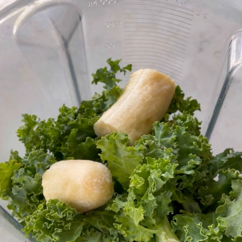 Bước 1 Xay smoothie Smoothie cải kale, chuối, nước dừa