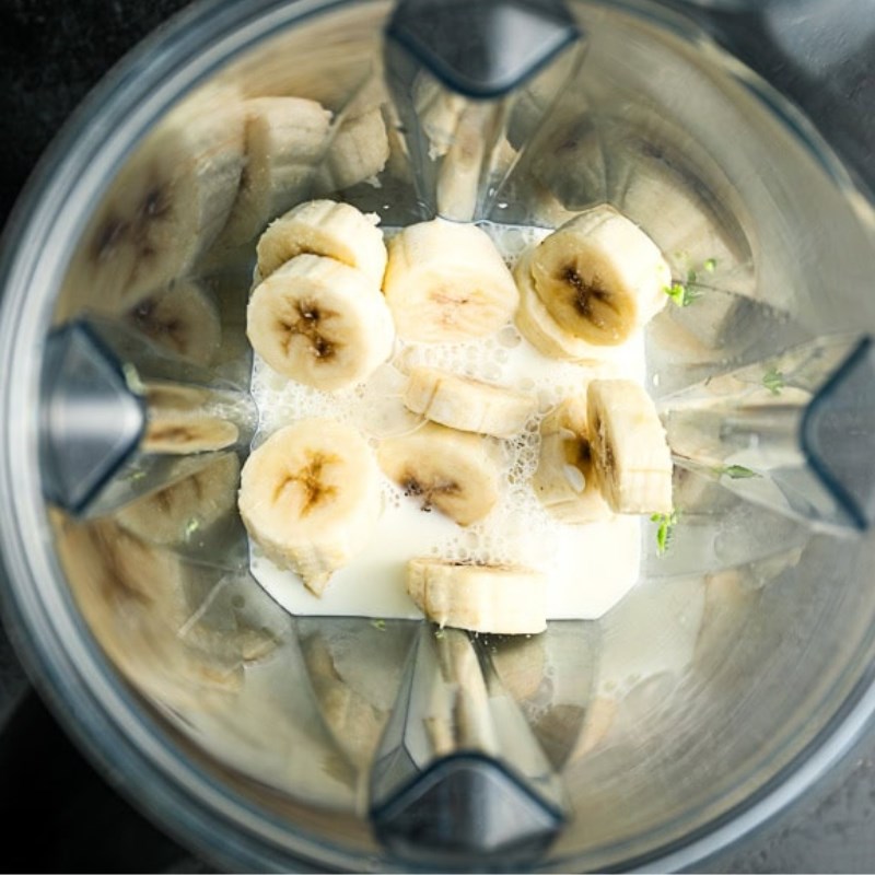 Bước 2 Xay smoothie Smoothie bơ chuối