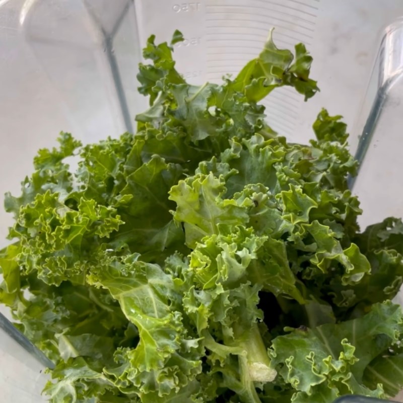 Bước 1 Xay smoothie Smoothie cải kale, chuối, nước dừa