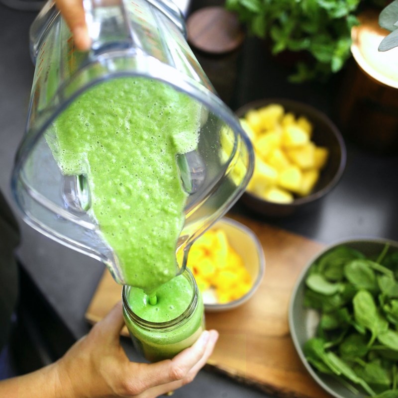 Bước 1 Xay smoothie Smoothie rau bina, xoài, dứa, chuối