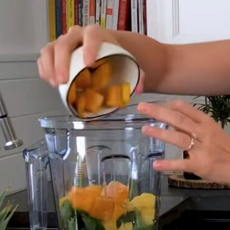 Bước 1 Xay smoothie Smoothie rau bina, xoài, dứa, chuối
