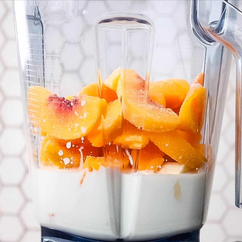 Bước 2 Xay smoothie Smoothie chuối đào