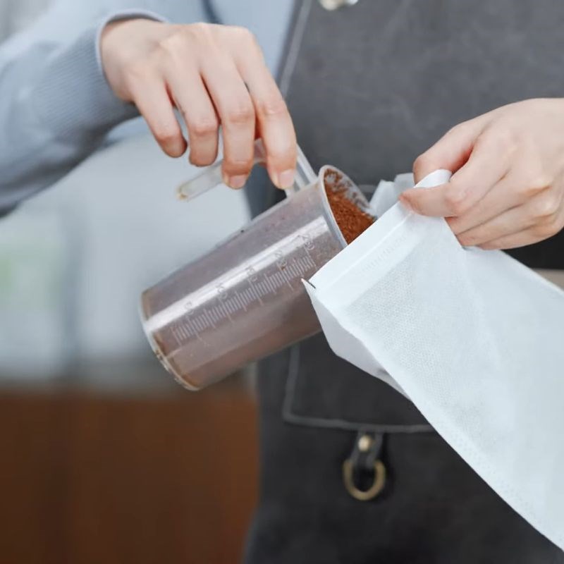 Bước 1 Xay và chuẩn bị cà phê Cold Brew cam