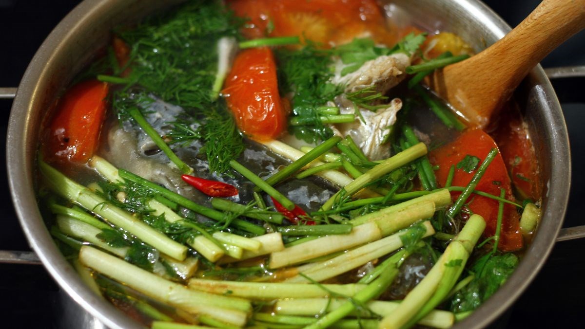 Canh cá nấu rau cần