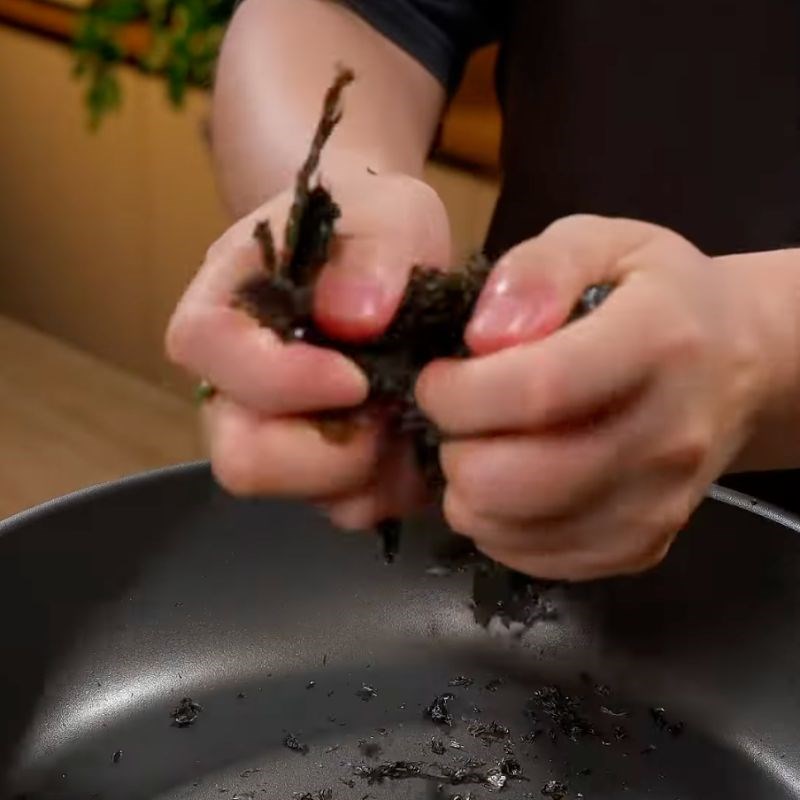 Bước 2 Bóp vụn và trộn gia vị Rong biển rắc cơm