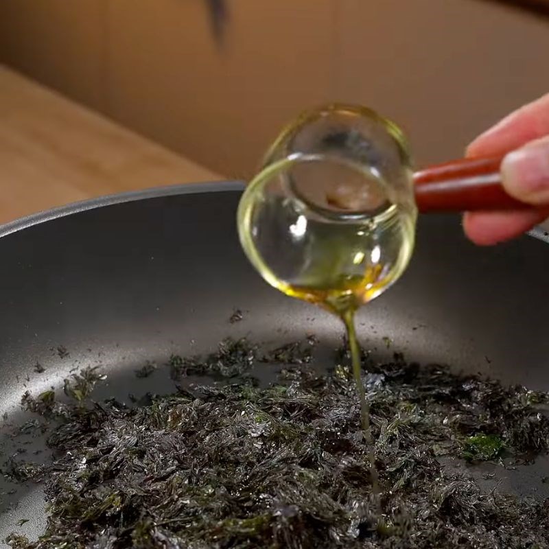 Bước 2 Bóp vụn và trộn gia vị Rong biển rắc cơm